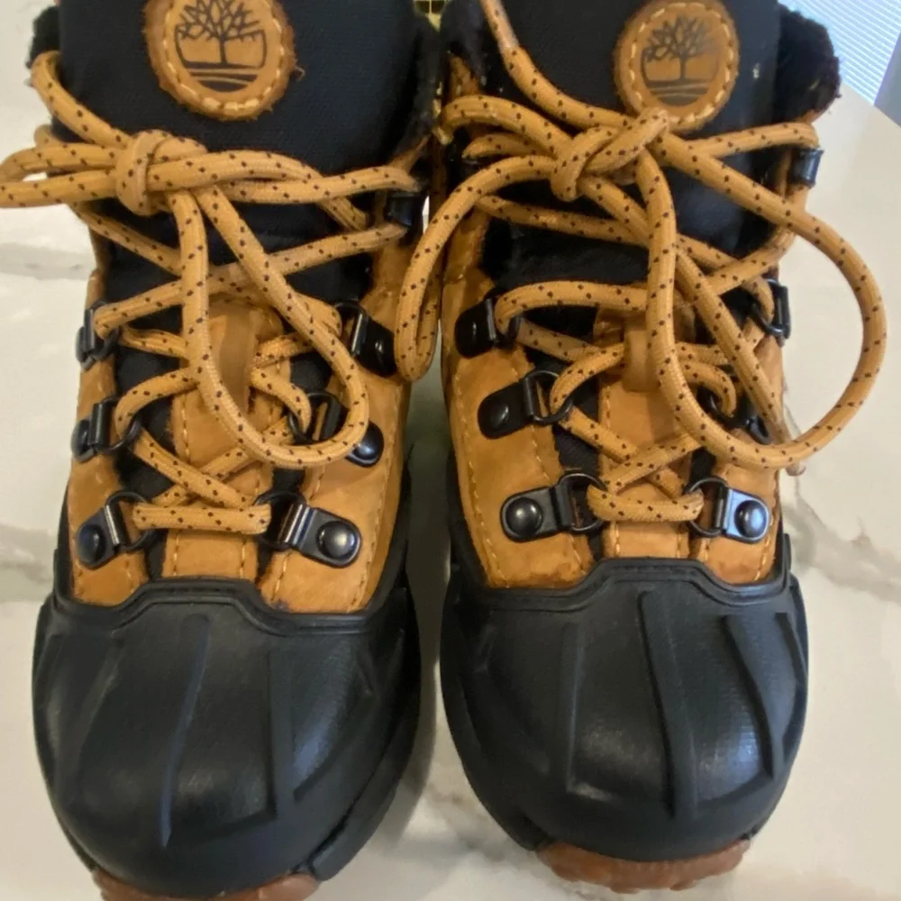 Timberland kids Outdoor Adventure Boots - Black and Tan size 8